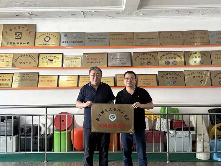 A Ruitang Technology összekapcsolta a Zhejiang Normal University Xingzhi Főiskolát, hogy együttesen felépítsen egy gyakorlati oktatási bázist, amely új fejezetet nyit az ipar és az oktatás integrációjában
